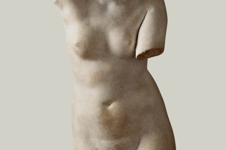 Oberkörper einer weiblichen Statue