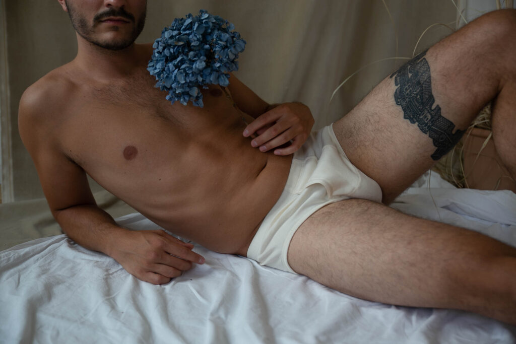 Mann in Unterwäsche mit Blume